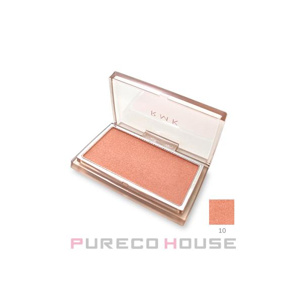 色の印象をそのまままとえるような高発色ブラッシュ。透明感のある色づきはひとはけで、高揚感に満たされます。●色番：#10 サハラ ベージュ磨かれたような光沢をあたえるコーラルベージュ。●内容量：2.3g