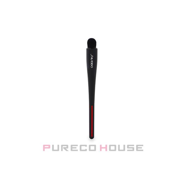 筒状の筆先が、目もとや小鼻の横などにピンポイントでフィット。気になる肌悩みを自然にカバーし、一体感のある上質肌に仕上げます。リキッド、クリームタイプのコンシーラーだけでなく、アイシャドウブラシにも。熊野の技術を用いて、筆職人が1本1本手づく...