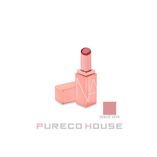 うっとりするツヤと淡い色づきが愛らしい口元を演出するリップバーム。なめらかでふっくらとし唇に仕上げ、乾燥などの外的要因から唇を守ります。淡く色づくカラーとたっぷりとしたうるおいで唇を満たして。●色番：#DOLCE VITAシアーダスティロー...