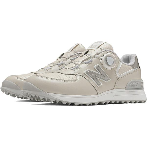 【商品説明】WG574 v4は、ライフスタイルの外観を持つパフォーマンススパイクレスシューズです。日本人の足に快適なフィットを提供するパフォーマンスラストと軽量で安定した合成皮革を採用しています。ゴルフに最適化された高いグリップを持つ頑丈な...