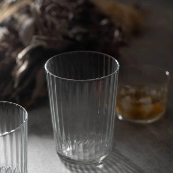 お酒のシーンを大人っぽく艶やかに彩るグラスシリーズ。ストライプのレリーフが光を美しく反射し、奥深い印象に導きます。※製造工程の都合上、避けられないキズや小さな気泡、一部ポコッとした盛り上がりがある場合がございます。予めご了承くださいませ。■...