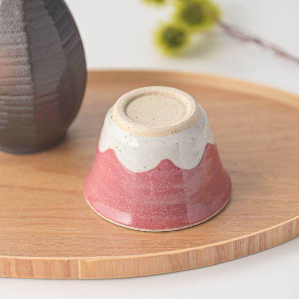 毎日の食卓に馴染むやさしい形のうつわです。見て、手にとって。ひとつひとつ少しずつ違う和のテイストと土の表情をお楽しみください。伏せて置くとまるで富士山。おもてなしにピッタリ、ハッと目を引くお猪口です。※雪模様は手作業でつけているため個体差が...