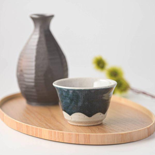 毎日の食卓に馴染むやさしい形のうつわです。見て、手にとって。ひとつひとつ少しずつ違う和のテイストと土の表情をお楽しみください。伏せて置くとまるで富士山。おもてなしにピッタリ、ハッと目を引くお猪口です。※雪模様は手作業でつけているため個体差が...