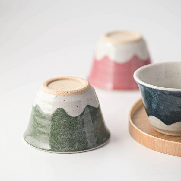 毎日の食卓に馴染むやさしい形のうつわです。見て、手にとって。ひとつひとつ少しずつ違う和のテイストと土の表情をお楽しみください。伏せて置くとまるで富士山。おもてなしにピッタリ、ハッと目を引くお猪口です。※雪模様は手作業でつけているため個体差が...
