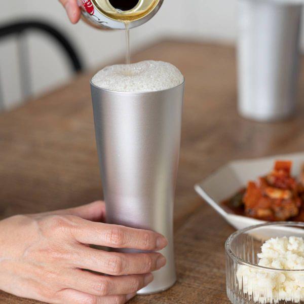 冷たい飲み物を注ぐと、タンブラーごとキンキンに冷たくなるのが特徴のアルミタンブラー。とても軽くて割れないのも魅力です。ひんやり薄い口当たりで、ドリンクが「スーッ」と口の中に入っていくのが快感！いつものビールがさらに一層口当たり、喉ごしよくい...