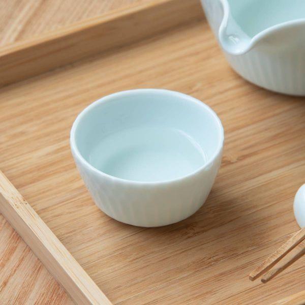 伝統的なしのぎ文様の繊細なレリーフが、料理を優しく彩る華やかな器です。酒器は晩酌や、少しだけお酒を楽しみたいときに。小鉢やソースディッシュとしてもお使いいただけます。■商品名　小田陶器 さざなみ 6cmお猪口 青白■おすすめ用途　酒器、小鉢...