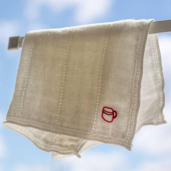 日本で唯一残っている蚊帳(かや)産地奈良県で時間をかけて丁寧に織られた蚊帳生地の布巾に、和歌山県で刺繍やプリントを施した「かや生地ふきん」。蚊帳を作る工場の女工さんたちが、不良生地や裁断の残りの余り生地をもったいないと何枚か合わせて縫製し、...