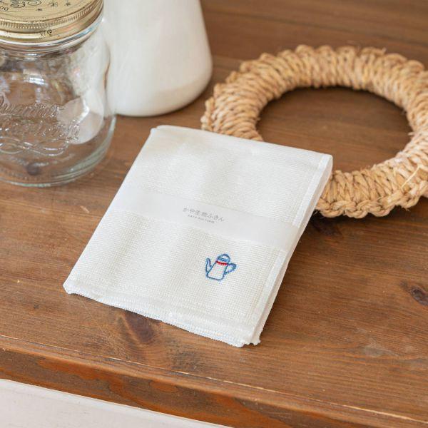 日本で唯一残っている蚊帳(かや)産地奈良県で時間をかけて丁寧に織られた蚊帳生地の布巾に、和歌山県で刺繍やプリントを施した「かや生地ふきん」。蚊帳を作る工場の女工さんたちが、不良生地や裁断の残りの余り生地をもったいないと何枚か合わせて縫製し、...