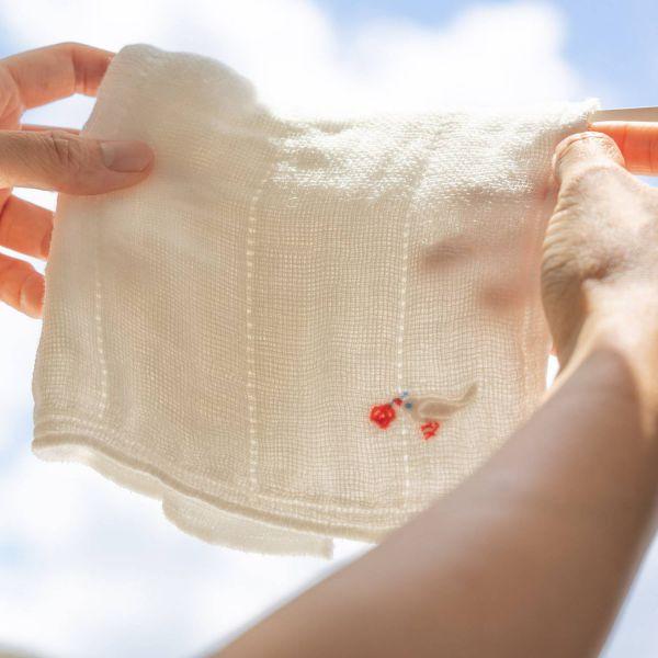 日本で唯一残っている蚊帳(かや)産地奈良県で時間をかけて丁寧に織られた蚊帳生地の布巾に、和歌山県で刺繍やプリントを施した「かや生地ふきん」。蚊帳を作る工場の女工さんたちが、不良生地や裁断の残りの余り生地をもったいないと何枚か合わせて縫製し、...