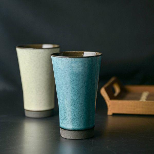 釉薬と窯焼成での化学反応で現れる鉄粉、貫入の味わいをトルコブルーやホワイトのシンプルカラーと共に楽しむ趣あるカップ。持ちやすさや飲みやすさはもちろんのこと、カップ内側の土感ある凹凸がビールの泡立ちを良くしてくれるのも魅力の一つです。■商品名...