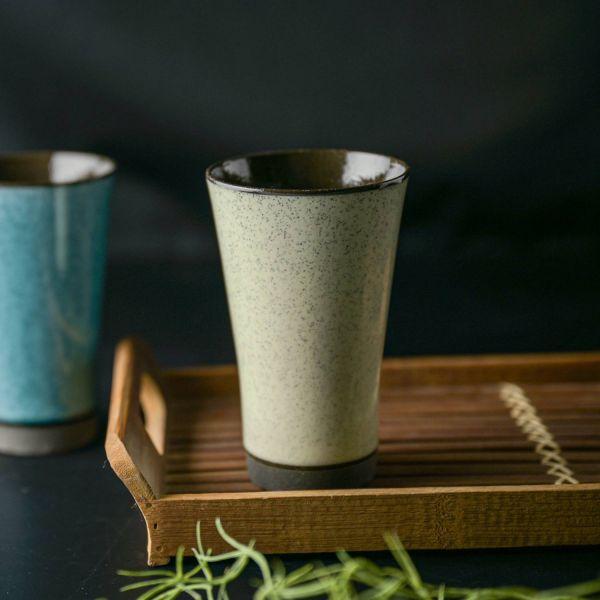 釉薬と窯焼成での化学反応で現れる鉄粉、貫入の味わいをトルコブルーやホワイトのシンプルカラーと共に楽しむ趣あるカップ。持ちやすさや飲みやすさはもちろんのこと、カップ内側の土感ある凹凸がビールの泡立ちを良くしてくれるのも魅力の一つです。■商品名...