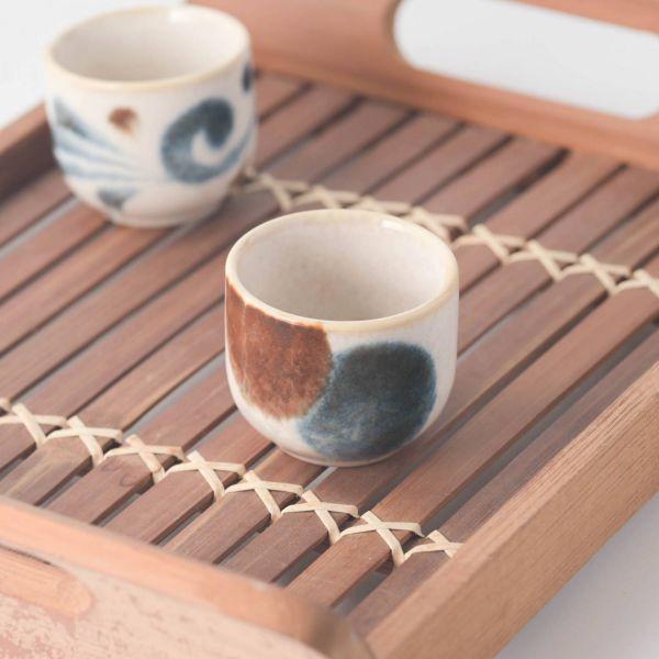 藍色と手描きの風合いを楽しむ器、ブラッシュブルー。製造工程において色の濃淡や釉薬の流れ、柄のにじみなど、それぞれが違う出方になるのも特徴です。それが個性となり唯一無二のものに。手描きのような質感をお楽しみください。 ■商品名　Brush B...