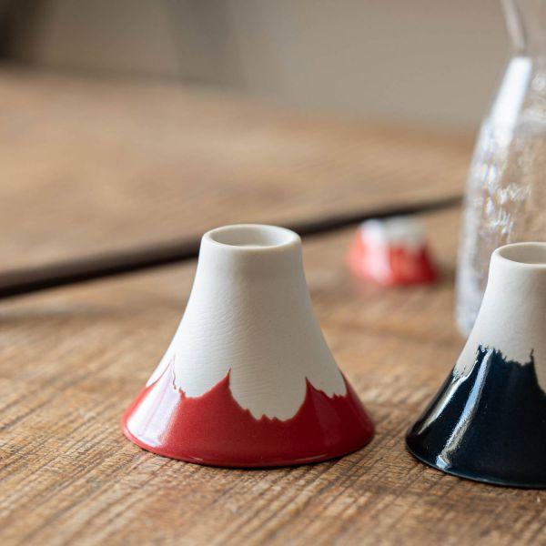 ひっくり返すともうそれはホンモノ富士山！なクスッと笑える可愛いぐい呑み。ユーモア溢れる楽しいテーブルコーデをお楽しみいただけます。カラーは全部で3色。どの富士山がお好みですか？■商品名　富士山型ぐい呑 赤釉 おみやげ インバウンド■おすすめ...