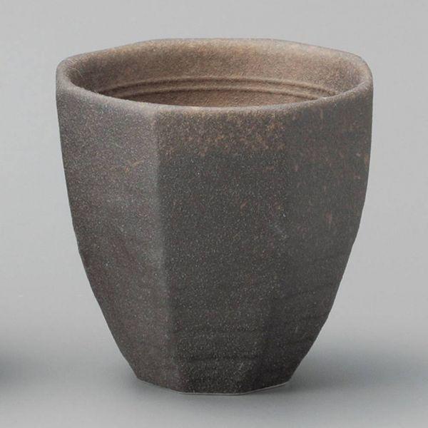 吹きのデザインが良い雰囲気を出している酒器。柄つけは手作業のため個体差があり、色味も生産ロットごとに異なります。焼き物独特の風合いが楽しめるデザインです。■商品名　備前吹ソギ角盃■食器分類　和食器▼▼▼サイズ等は下の説明文に掲載しています▼▼▼