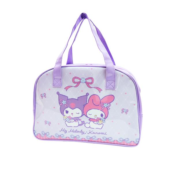 夏の定番アイテム！プールなどに大活躍のビニールバッグが登場！タオルや水着など必要なものをいれられて便利♪ボストンタイプなのでマチが広くたっぷり収納できます♪【仕様】サイズ：約W320×H230×D100mm（持ち手含まず）材質：塩化ビニルs...