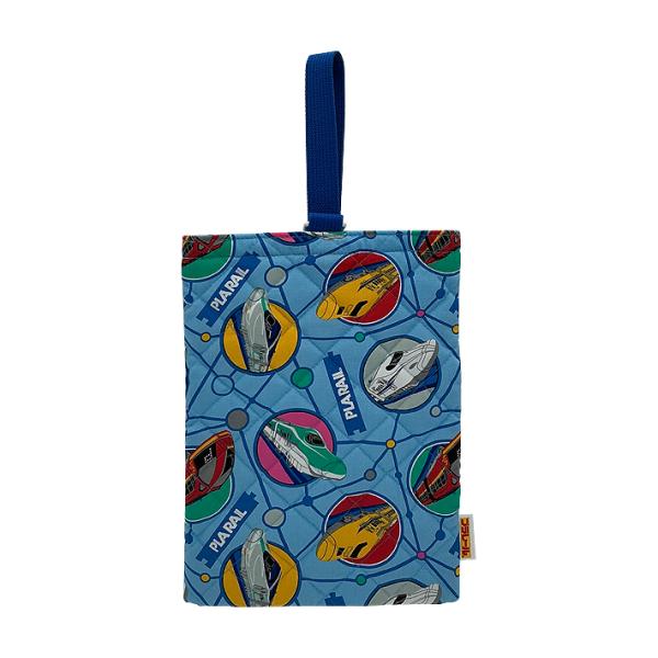 プラレールのシューズバッグです。上履きや靴の持ち運びに便利！キルト製なので軽量で丈夫♪小物や学習道具の持ち運びに使用しても◎【仕様】サイズ：約W210×H290mm（持ち手含まず）材質：綿キルティングタイプ日本製シューズバッグ　かわいい　上...