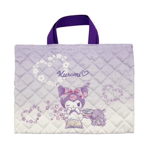 クロミの可愛いレッスンバッグです。キルトなので軽く持ちやすくなっています。通園・通学や習い事にぴったり◎【仕様】サイズ：約W400×H300mm(持ち手含まず)材質：綿キルティングタイプ日本製体操服袋　カバン　鞄　バッグ　キルト生地　塾　習...