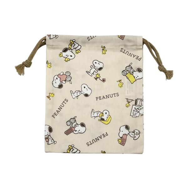 スヌーピーの可愛い巾着です。給食袋として大活躍なサイズ！コップ・歯ブラシ・カトラリーセットなどいろいろな小物入れに使える♪使用しない時は折りたたんで簡単に小さく収納できる◎【仕様】本体サイズ：約W180×H220mm材質：綿日本製コップ袋　...
