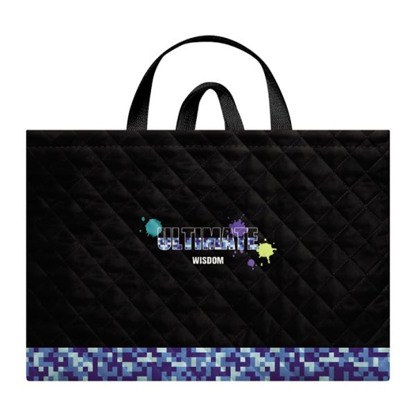 キルティング生地なので丈夫＆軽量で扱いやすいおけいこバッグ！お道具箱や学習教材などの大きめの物を入れて持ち運ぶのに便利です！短めの持ち手付きで机のフックに掛けてもバッグの底が床につきにくい！かっこいいネームマスコットと内側には安心便利なネー...