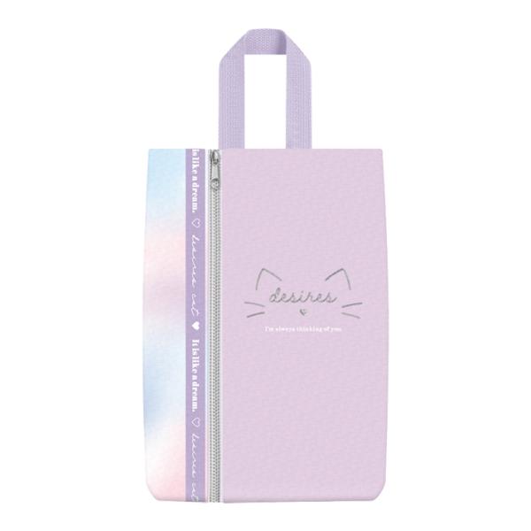 上履きや体育館シューズなどを入れるのにぴったりなシューズバッグです。しわになりにくく乾きやすい生地なので洗っても安心！底マチが広くて靴のかかとを下にして入れてもちゃんと入ります♪シルバー刺繍がシンプルだけどかわいいデザインです♪内側には安心...