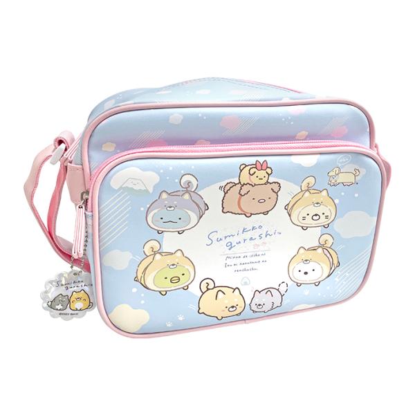 通園にも使いやすい合皮ショルダーバッグです。内側にお弁当が固定できるバンドつき◎前ポケット引手に反射材チャームもついていて登下校にも安心です◎入学や新年度の準備にピッタリ♪【仕様】サイズ：約W240×H180×D100mm材質：(表)合成皮...