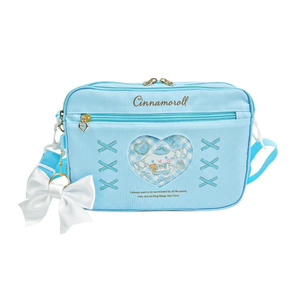 シナモロールのかわいいショルダーバッグが登場！型崩れしにくいしっかりした作りで、ちょっとしたお出かけに便利なサイズ感♪大きなリボンと正面のクリアマドからのぞくキャラクターデザインがおしゃれ◎ショルダーベルトは長さ調整できるので便利◎【仕様】...