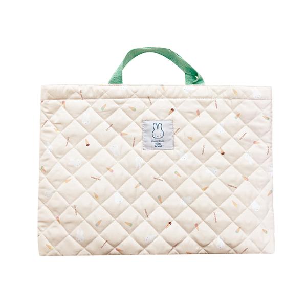 ミッフィーの入園・入学のご準備におすすめなレッスンバッグです♪お道具箱や学習教材などの大きめの物を入れて持ち運ぶのに便利◎キルト製なので破れにくく丈夫！内側には小物の整理に便利なポケット付き◎内側には名前が記入できるタグ付き◎入学や新年度の...