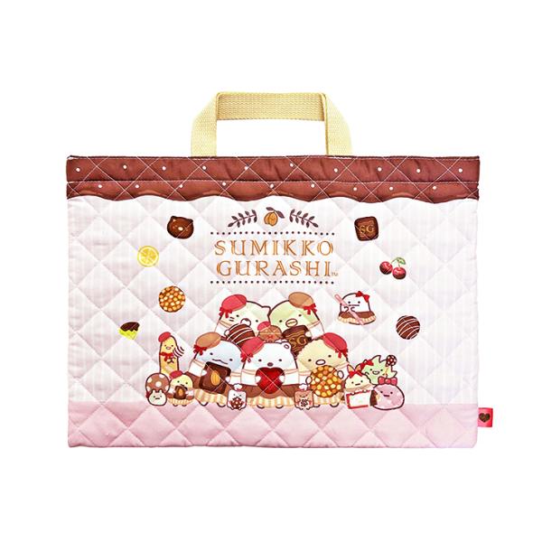 すみっコぐらしの入園・入学のご準備におすすめなレッスンバッグです♪お道具箱や学習教材などの大きめの物を入れて持ち運ぶのに便利◎キルト製なので破れにくく丈夫！内側には小物の整理に便利なポケット付き◎内側には名前が記入できるタグ付き◎入学や新年...