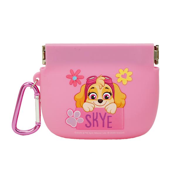 パウ・パトロールのシリコンダストポーチです。外出先で出た小さなゴミなどを入れて持ち帰るのに便利。片手で両端を持って強く押すだけで口が開きます♪そのまま力を抜くと口が閉じるので使いやすい◎バッグやリュックに取り付けられるカラビナ付きです。【仕...