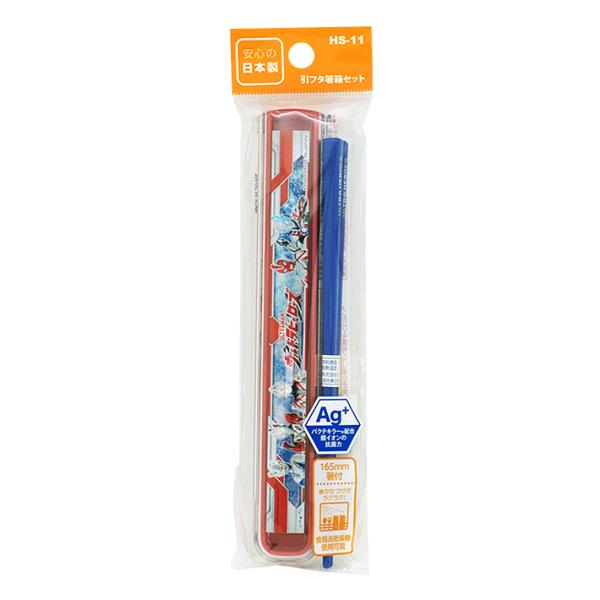 ウルトラヒーローズのかっこいい箸箱セットです。箸の先端にはすべり止め加工が施されているのでつかみやすい♪ケースはスライド式になっているので開閉も簡単◎【仕様】ケースサイズ：約W175×H15×D27mm箸のサイズ：約16.5cm材質：ポリプ...