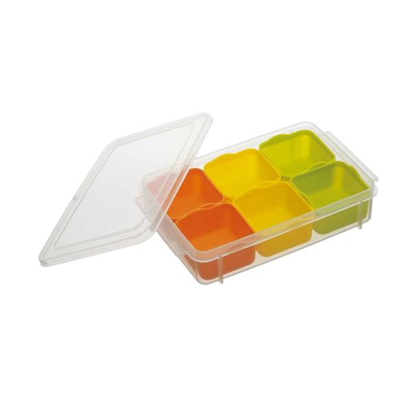 離乳食やお弁当の作り置きを小分け保存できます！繰り返して使えるからエコで経済的◎電子レンジOK！カップのみオーブン対応♪【仕様】ケースサイズ：約W136×H218×D46mmカップ：約W61×H62×D37mm（容量：約100ml）材質：ポ...