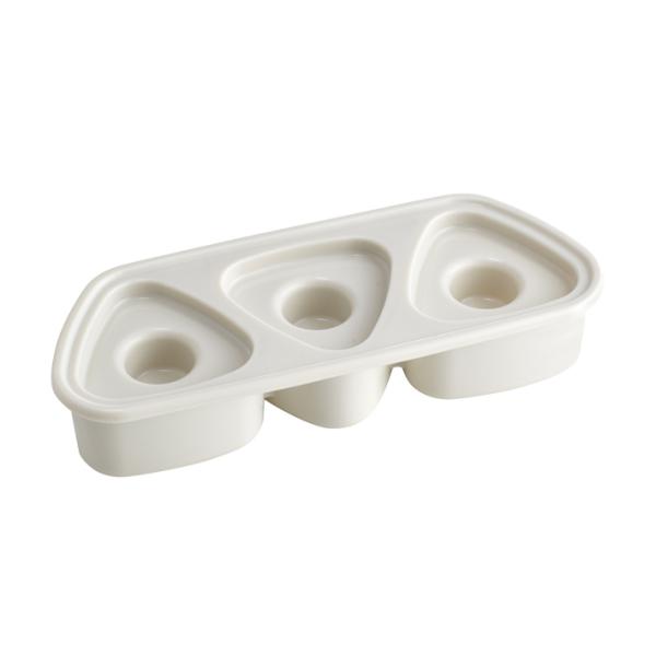 1度に3個作れるくぼみ付きおにぎり押し型です。お好きな具を入れて、いろいろなアレンジが可能！1個約70gと食べやすいサイズ◎ごはんがくっつきにくい表面加工でお手入れもラクラク♪【仕様】サイズ：約W193×H73×D41mm重量：105g材質...