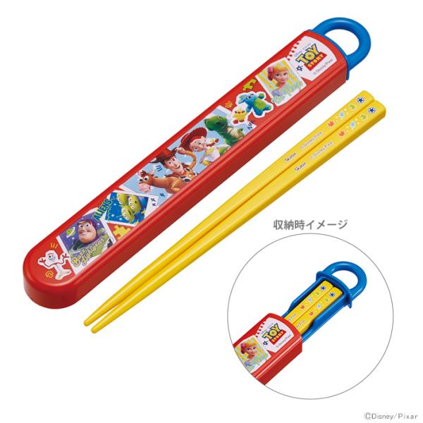 トイ・ストーリーの絵柄で楽しい、ランチグッズの登場です♪抗菌加工＆嬉しい名入れスペース付き仕様！小さなお子様でも使いやすい、リング状の引手付きです◎【仕様】ケースサイズ：約W195×H27×D15mmはしのサイズ：16.5cm材質：AS樹脂...