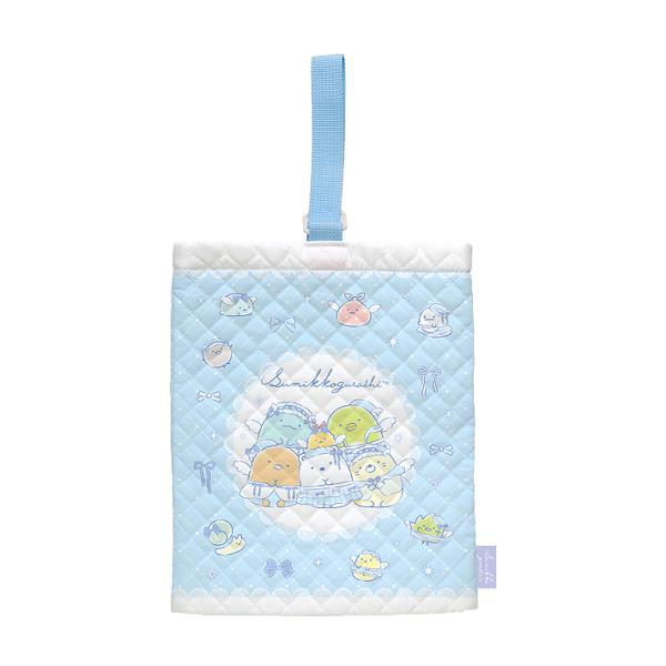 すみっコぐらしのシューズバッグです。シューズの持ち運びにぴったり♪上履きや靴をすぐに出し入れできて便利！内側には便利なネームタグ付き◎【仕様】サイズ：約W230×H280×D85mm材質：綿、ポリエステルキルティングタイプ内側お名前欄付き日...