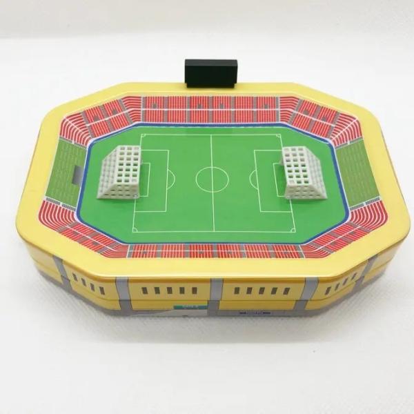 税込価格　842円ケース入数　１２JAN　4573279472695内容量　28ｇ賞味期限　8ヶ月（製造日起算）商品サイズ　W155×H43×D110(mm)ケースサイズ　W275×H170×D230(mm)立体的なサッカースタジアムデザイ...