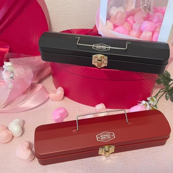 税込価格　１，０８０円ケース入数　１２JAN　4573279474101内容量　54ｇ賞味期限　8ヶ月（製造日起算）商品サイズ　W230×H40×D65(ｍｍ)ケースサイズ　W250×H140×D250(ｍｍ)本物の工具箱に近い形の缶です。...