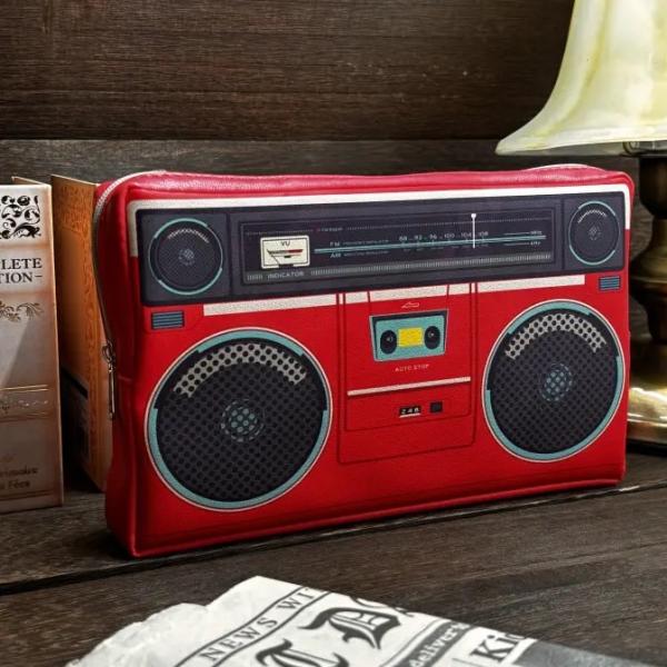 税込価格　９７２円ケース入数　１２JAN　4573279474972内容量　５６ｇ賞味期限　8ヶ月（製造日起算）商品サイズ　W215×H130×D40(ｍｍ)ケースサイズ　W440×H140×D250(ｍｍ)POPでかわいい、ラジカセデザイ...