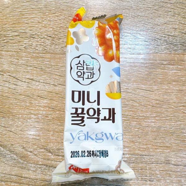 【商品紹介〜蜂蜜 ミニ ヤッカ 70g ヤッカ(薬果)】蜂蜜 ミニ ヤッカ 70g ヤッカ(薬果)は、昔から祭祀に欠かせない食物で高貴な香りをただよわせながらも、子供の頃には甘いお菓子として韓国民族に愛されて来たなつかしの味です。小麦粉にご...