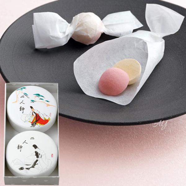 【商品概要】両口屋是清　二人静＜平箱2入・20粒×2＞二人静 nininshizuka可憐な花を想わせる、紅白一対の和三盆糖の干菓子。ひとつ、またひとつとつまみたくなる優しいくちどけです。ひねった紙を透かして可愛い指先ほどの紅白の玉がほの見...
