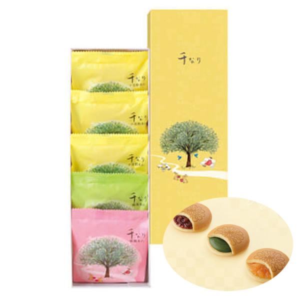 【商品概要】両口屋是清　千なり 5個入り小豆粒あん・抹茶あん・林檎あんそれぞれのこだわりの餡をより「ふわっふわ」のカステラ風の焼皮に包みました。※御祝い事や、心ばかりの贈り物に喜ばれます。【内容量】千なり 5個入り (小豆粒あん3個・抹茶あ...