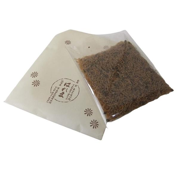 自慢のチリメン山椒。創業以来、吟味された素材で手作りにて製造いたしております。防腐剤や着色料も入っておりませんので、お早目にお召し上がりください。 お茶漬けやお粥にいれたり、お酒の肴にもどうぞ。※ 賞味期限　製造日より常温で21日間内容量：...