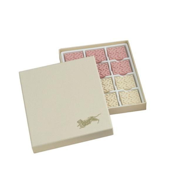 ・和三盆糖の風味と口どけの良さが際立ちます飛鳥時代、推古天皇によって建立された法隆寺金堂の高欄に見られる卍（まんじ）くずしの模様をかたどりました。菓銘は推古天皇の名にちなみつけられました。和三盆糖の風味を生かした紅白の干菓子です。大きさ：1...