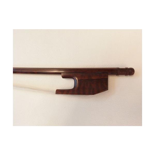 バロック弓コントラバス用です。本来高価なバロック弓ですが、バロック音楽を試したい方へ最適なお求め安いバロック弓です。 国際コンクールでの受賞歴もある中国の工房で、一本一本丁寧な手作業で仕上げをした本格的な品です。ヘッド・スティック部に美しい...