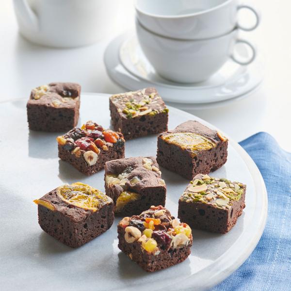 濃厚なチョコレートの生地に、香ばしいナッツや甘酸っぱいフルーツをトッピング。ピスタチオとアーモンド、ごろっとしたパイナップルやネーブル、たっぷりのドライフルーツとナッツ…。おいしさをぎゅっと詰め込んだキューブが、お口に小さなしあわせをお届け...