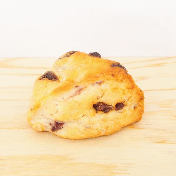 生クリーム仕立てのしっとり生地に、ドライいちごとホワイトチョコを合わせました。■内容量：70ｇ（焼成前）■賞味期限：冷凍保存で1ヶ月■保存方法：冷凍で保存してください。解凍後は当日中にお召し上がりください。■原材料：小麦粉（国内製造）、生ク...