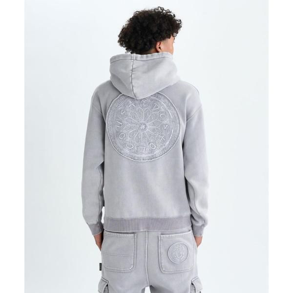 暖かく柔らかな裏起毛のフリース生地を使用したフーディ。生地に特殊なダメージ加工を施し、ヴィンテージライクに仕上げました。背面に大きくあしらったアンティーク調のDCロゴアップリケと刺繍が印象的。ドローコードのチップにはさり気なくDCスターロゴ...