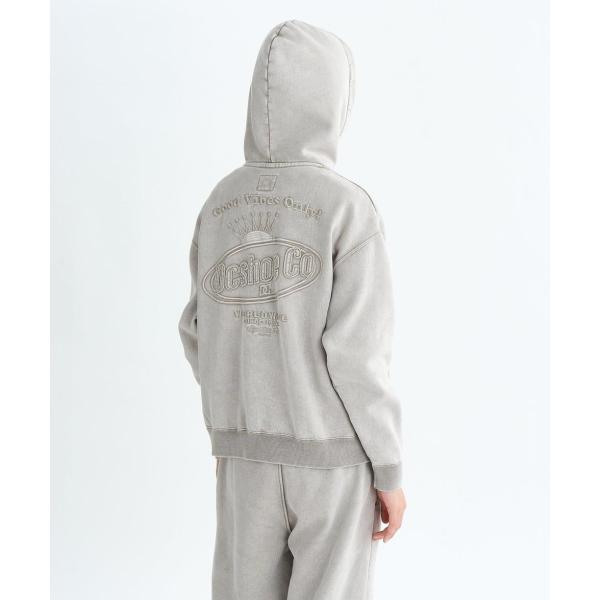 暖かく柔らかな裏起毛のフリース生地を使用したフーディ。特殊なダメージ加工を施し、ヴィンテージライクに仕上げました。背面にはセブンスターをイメージした王冠のロゴ、左胸にはオーバルロゴの刺繍をレイアウト。程良くゆとりのあるワイドシルエットもポイ...