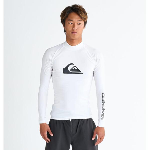 リサイクルポリエステルを使用した、縦横に強い伸縮性を持つトリコット素材のハイネック型長袖ラッシュガード。最高値UPF50+で紫外線から肌を守り、高い速乾性を併せ持ちます。フロントとバック左脇部分に山波ロゴ、左袖にワードロゴをプリント。シルエ...