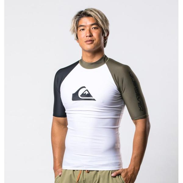 リサイクルポリエステルを使用した、縦横に強い伸縮性を持つトリコット素材のハイネック型半袖ラッシュガード。最高値UPF50+で紫外線から肌を守り、高い速乾性を併せ持ちます。フロントとバック左脇部分に山波ロゴ、左袖にワードロゴをプリント。シルエ...