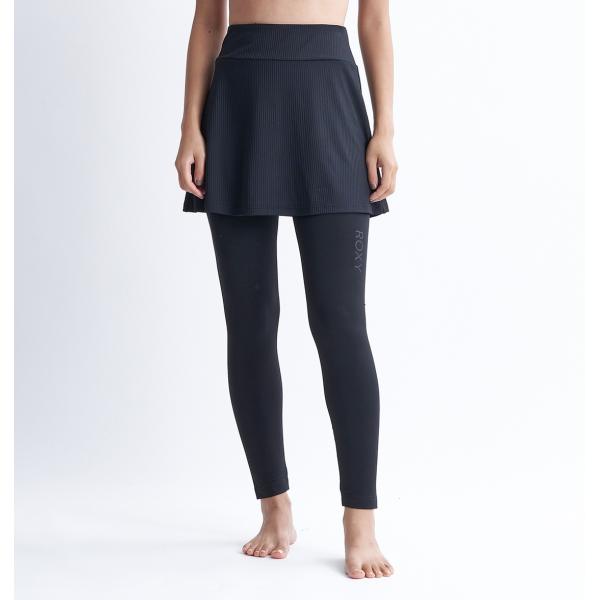 薄手のリブ素材をスカート部分に使用した、ハイウエストのスカート付きラッシュレギンス。伸縮性のあるベア天竺の柔らかな素材で、快適な履き心地。スカートでヒップ周りを隠せるので、レギンス一枚では少し抵抗がある方にもおすすめ。ビーチ周りの日焼け防止...